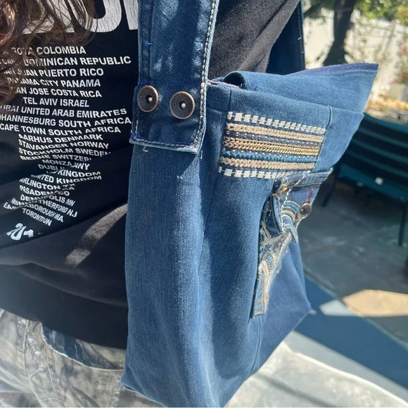 Upcycled Sling bag / shoulder bag / tote bag - Picture 4 of 10